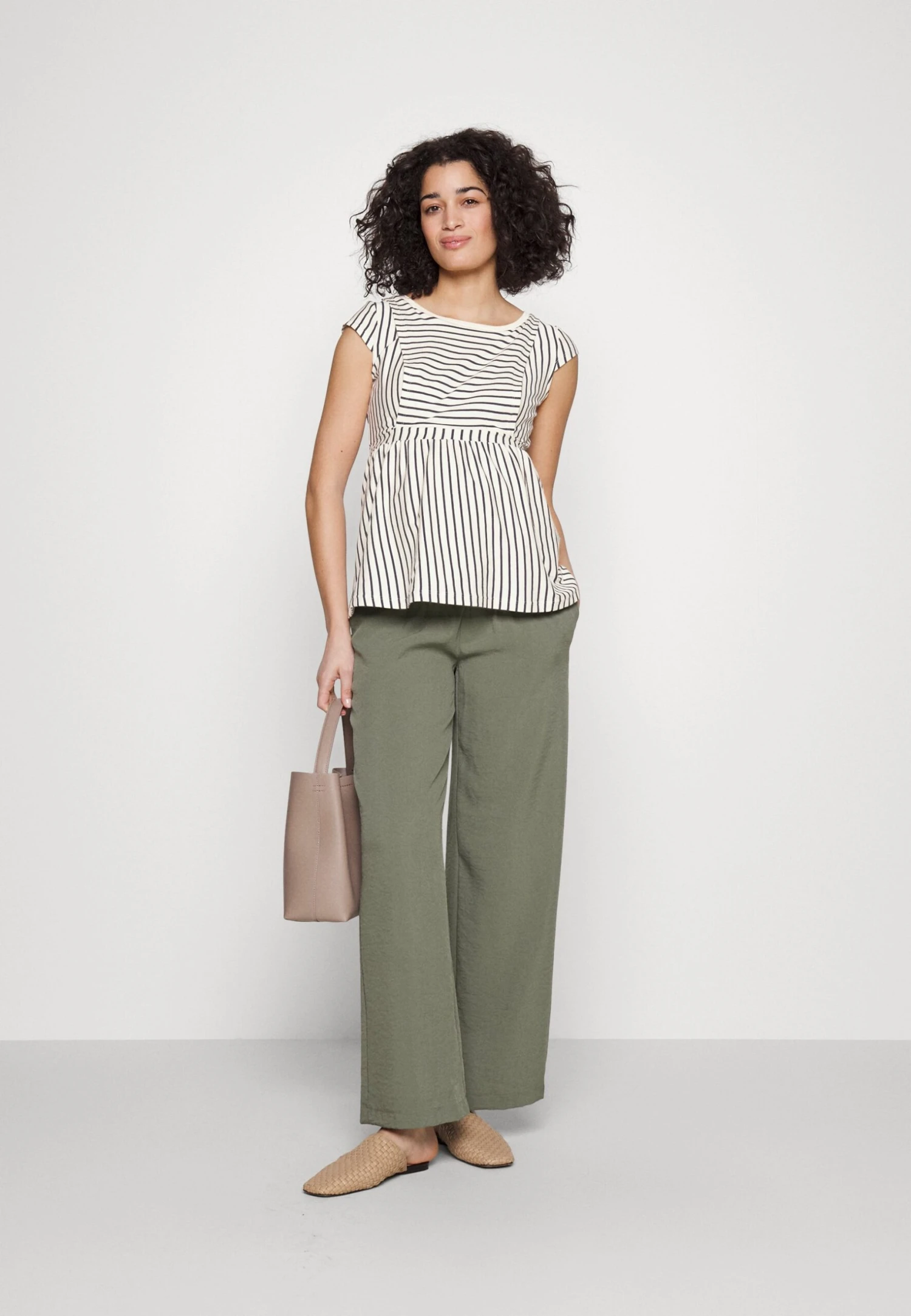 Maternity Baby Doll Nursing Tee - T-Shirt Imprimé - Dark Blue/Off-White 4 Maternity Baby Doll Nursing Tee - T-Shirt Imprimé - Dark Blue/Off-White – Image 2