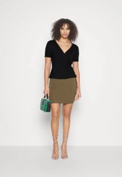 Tall Wrap Over Gathering Sleeves - T-Shirt Basique - Black 8 Tall Wrap Over Gathering Sleeves - T-Shirt Basique - Black -Anna Field 513c61f76b6c4e4e877cf31a53ca3c7f