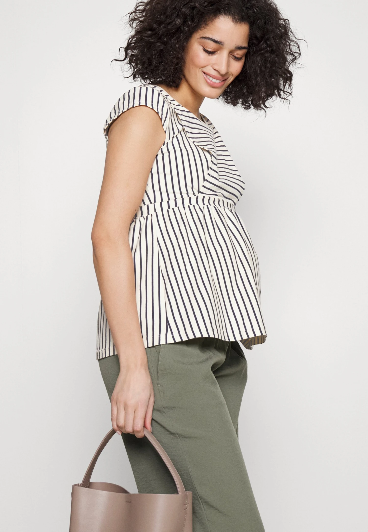 Maternity Baby Doll Nursing Tee - T-Shirt Imprimé - Dark Blue/Off-White 7 Maternity Baby Doll Nursing Tee - T-Shirt Imprimé - Dark Blue/Off-White – Image 5