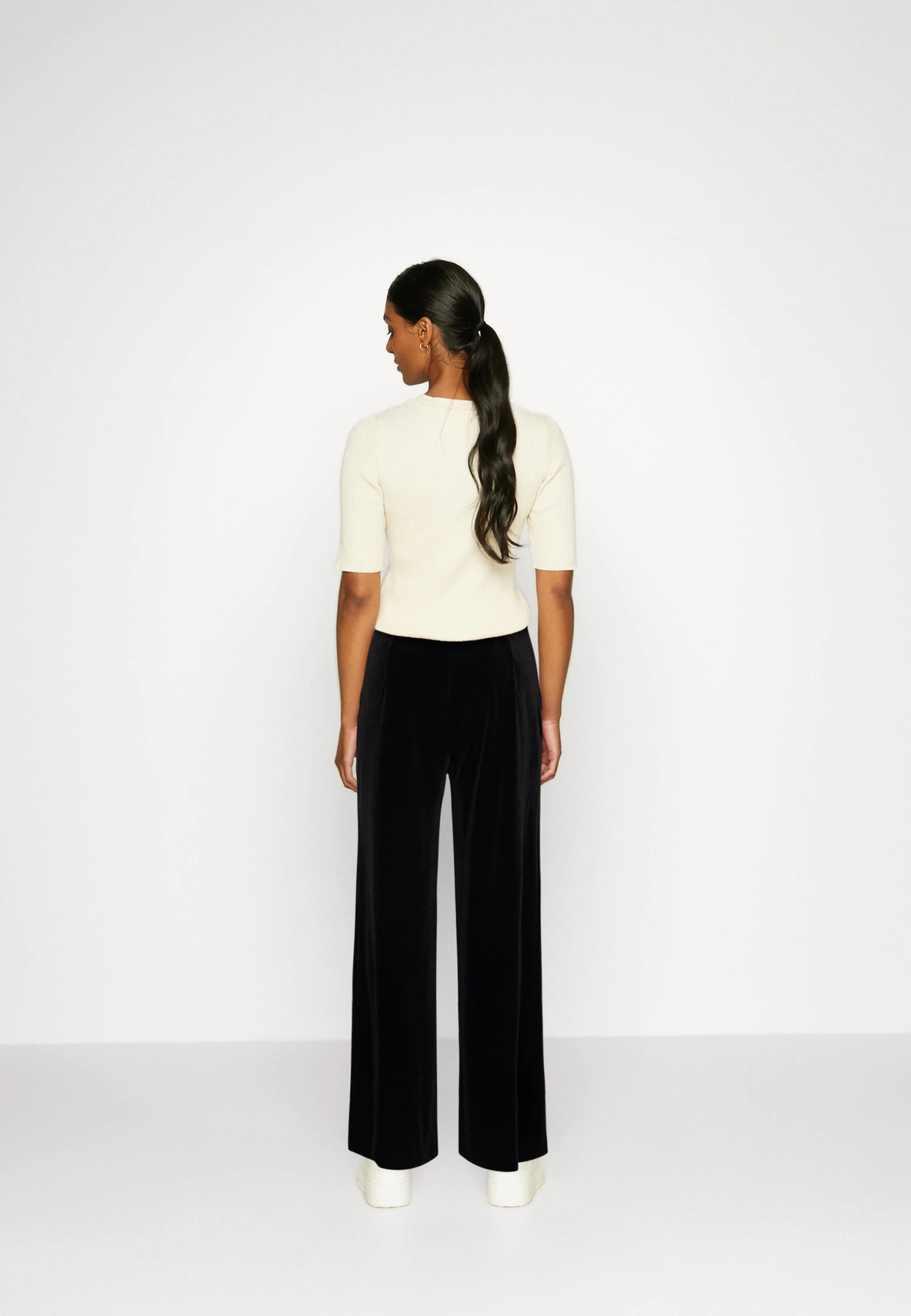 Anna Field Velvet Wide Leg Trousers - Pantalon Classique - Black 5 Anna Field Velvet Wide Leg Trousers - Pantalon Classique - Black – Image 3