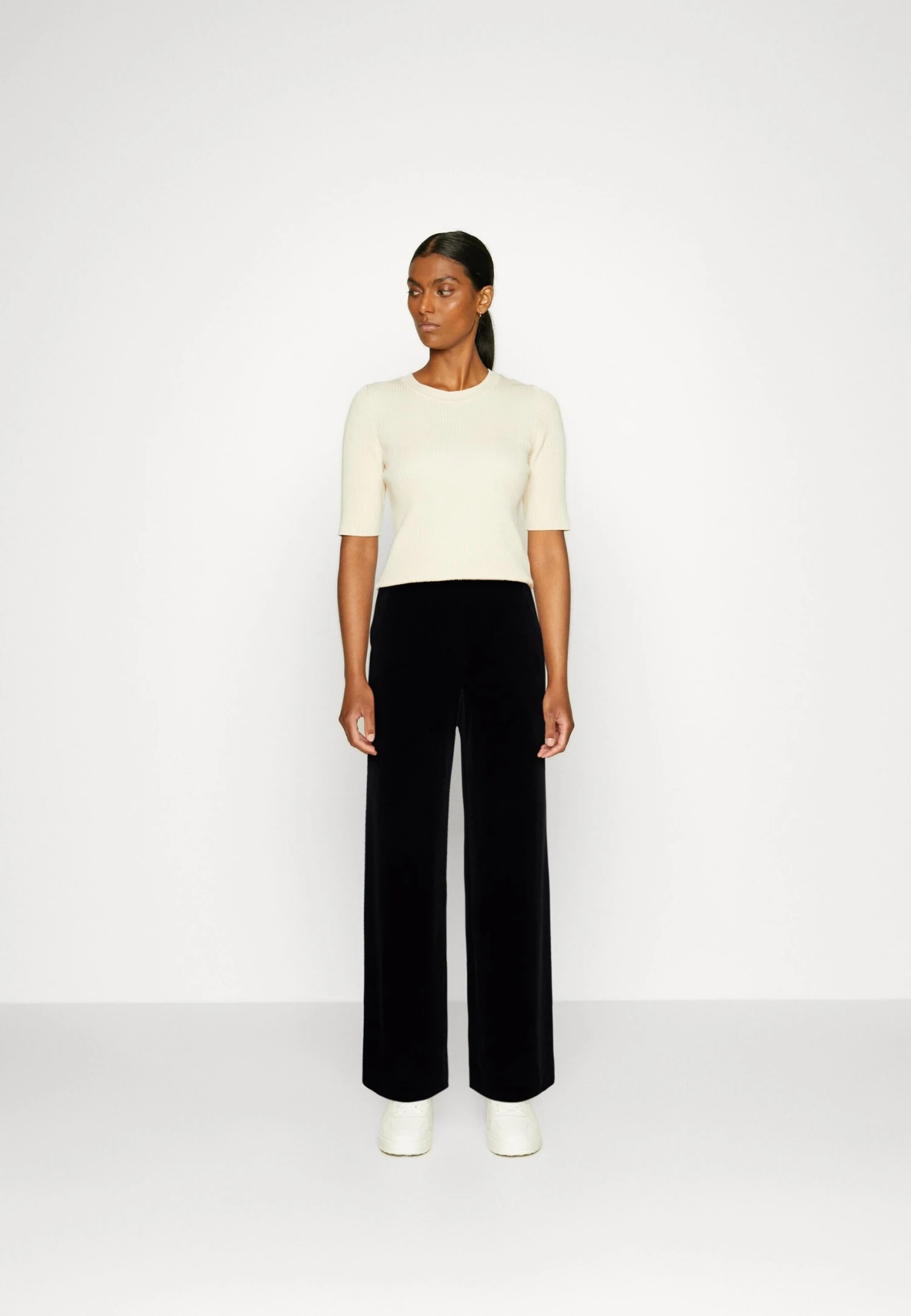 Anna Field Velvet Wide Leg Trousers - Pantalon Classique - Black 4 Anna Field Velvet Wide Leg Trousers - Pantalon Classique - Black – Image 2